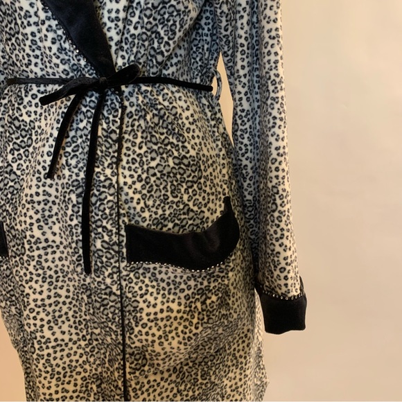 French Kitty Long Sleeved Robe with Waist Tie Size Large - Picture 6 of 16